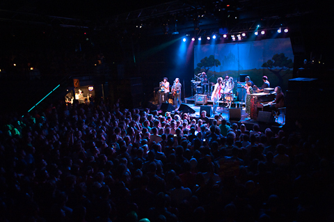 Edward Sharpe and the Magnetic Zeros Crowd
